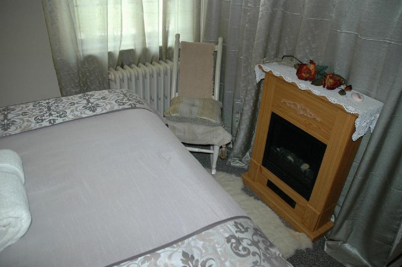 Sommerville Court Motel Bed & Breakfast Lucknow Exterior photo